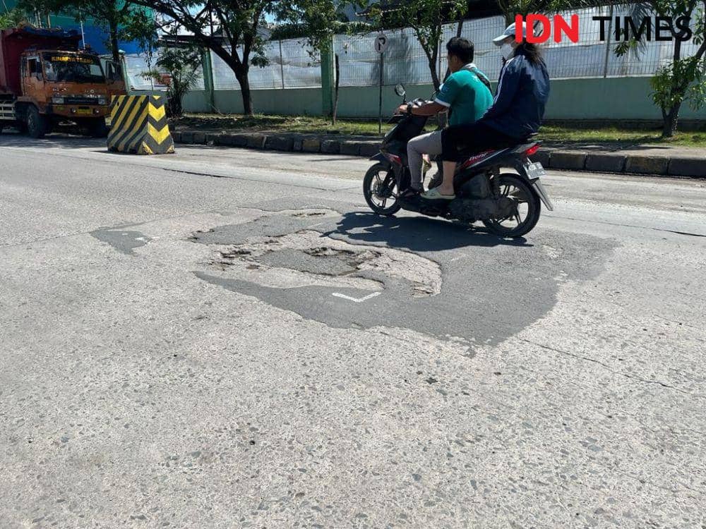 Jalan akses Pelabuhan Tanjung Emas Semarang. (IDN Times/Anggun Puspitoningrum)