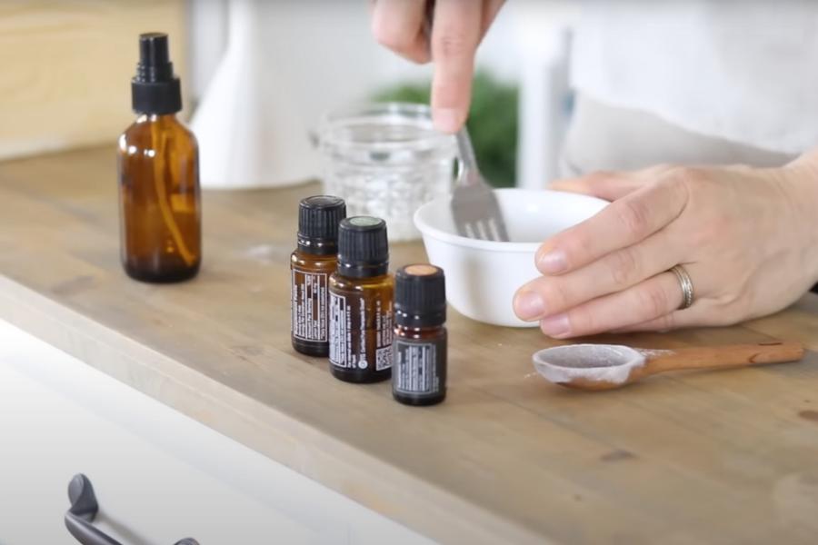 potret langkah kelima DIY aromateraphy spray (youtube.com/Our Oily House)