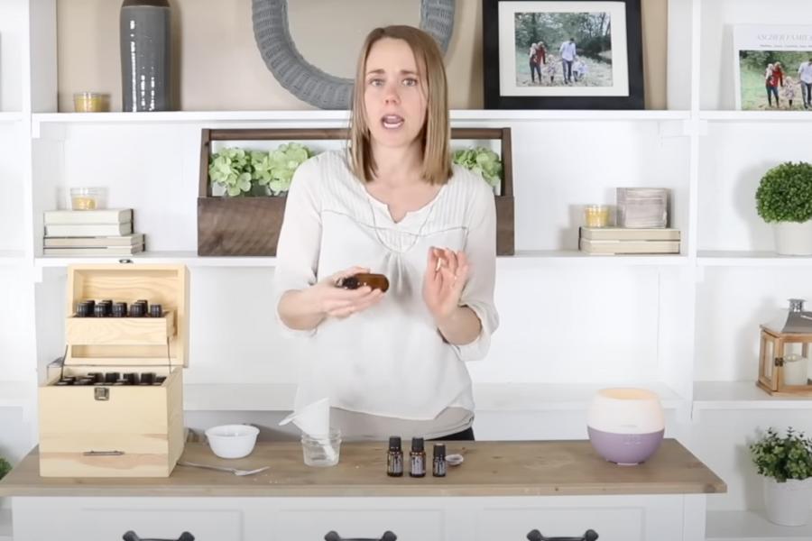 potret langkah kedelapan DIY aromatherapy spray (youtube.com/Our Oily House)