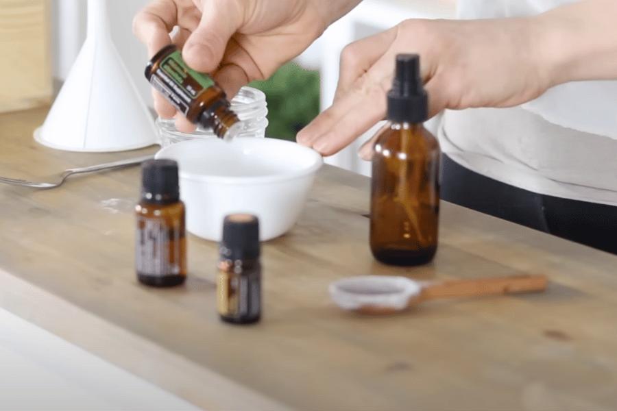 potret langkah keempat DIY aromatherapy spray (youtube.com/Our Oily House)