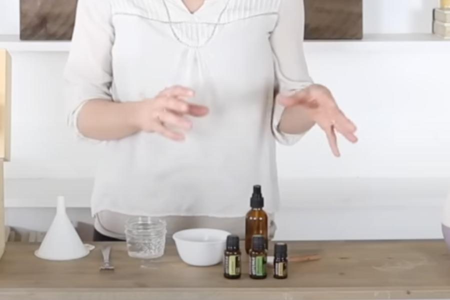 potret langkah terakhir DIY aromatherapy spray (youtube.com/Our Oily House)