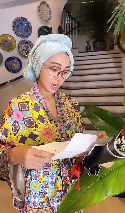 potret Yuni Shara dapat hadiah bunga dari dua anaknya (instagram.com/yunishara36)