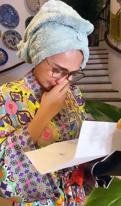 potret Yuni Shara dapat hadiah bunga dari dua anaknya (instagram.com/yunishara36)