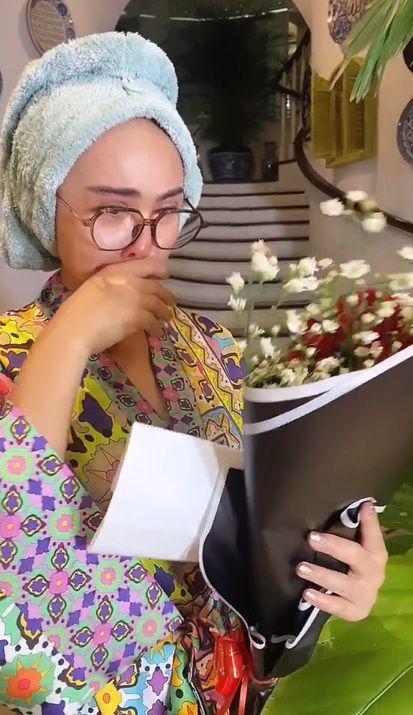 potret Yuni Shara dapat hadiah bunga dari dua anaknya (instagram.com/yunishara36)