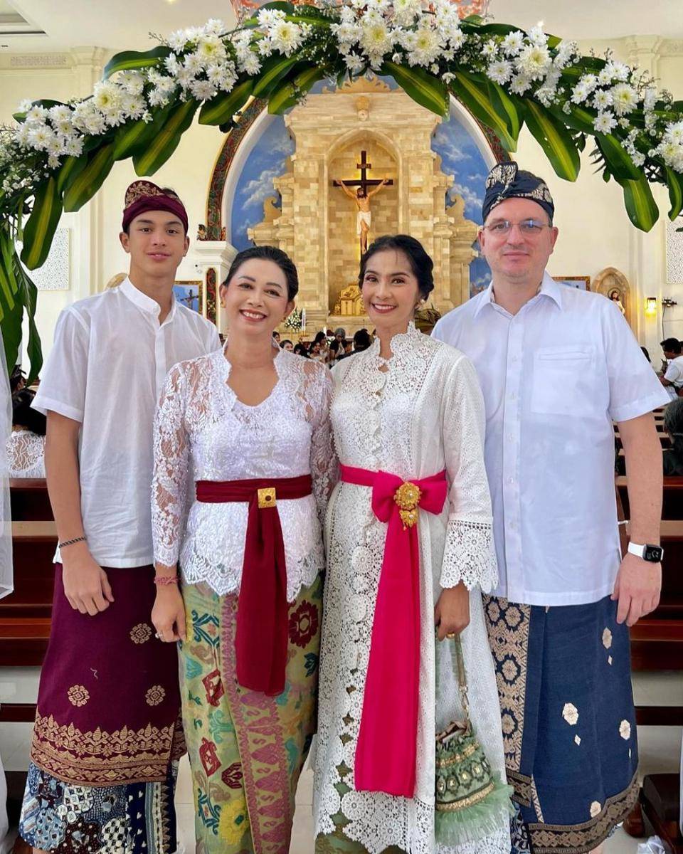 potret Maudy Koesnaedi dan keluarga kondangan di Bali (instagram.com/maudykoesnaedi)