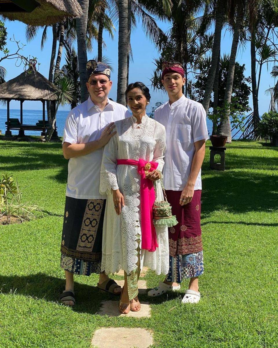 potret Maudy Koesnaedi dan keluarga di Bali (instagram.com/emjkt)