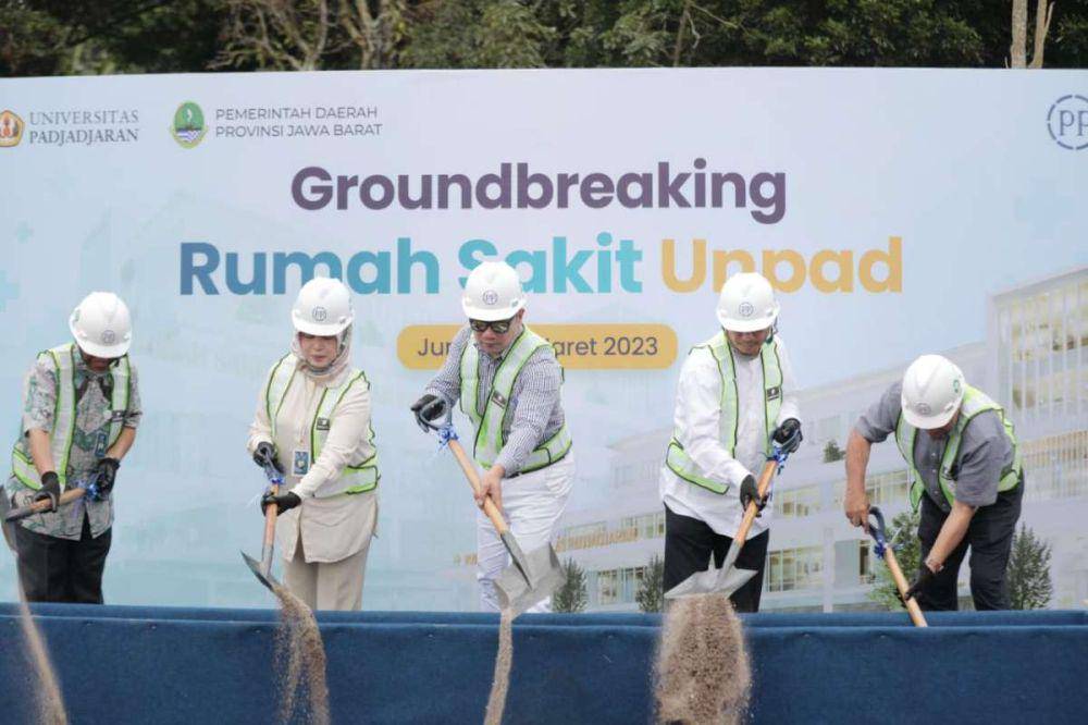 Ridwan Kamil saat peletakan batu pertama Rumah Sakit Pendidikan Unpad di Kampus Unpad, Jatinangor, Kabupaten Sumedang, Jumat (17/3/2023). (jabarprov.go.id)