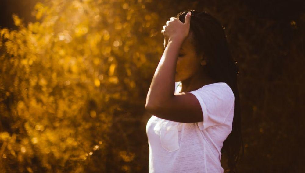 ilustrasi wanita yang bersedih (unsplash.com/Nick Owuor (astro.nic.visuals))