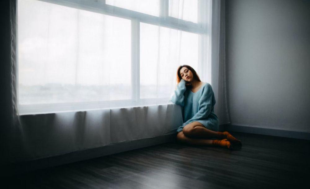 ilustrasi wanita yang bersedih (unsplash.com/Anthony Tran)