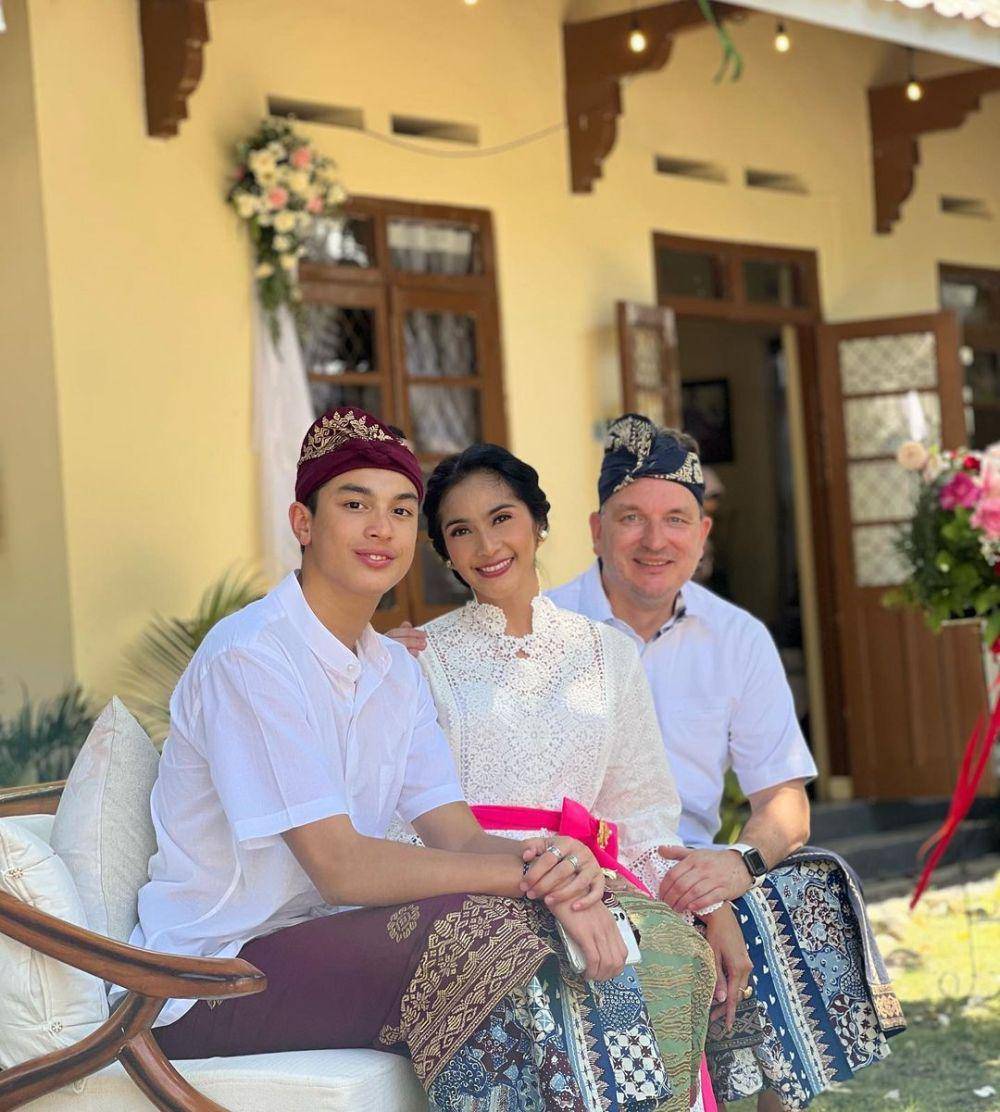 potret Maudy Koesnaedi dan keluarga kondangan di Bali (instagram.com/maudykoesnaedi)
