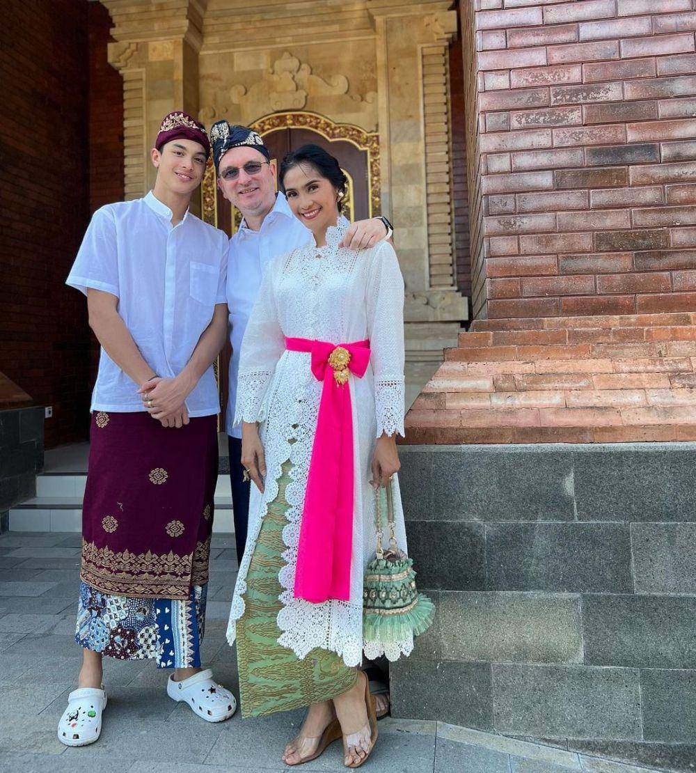 potret Maudy Koesnaedi dan keluarga kondangan di Bali (instagram.com/maudykoesnaedi)
