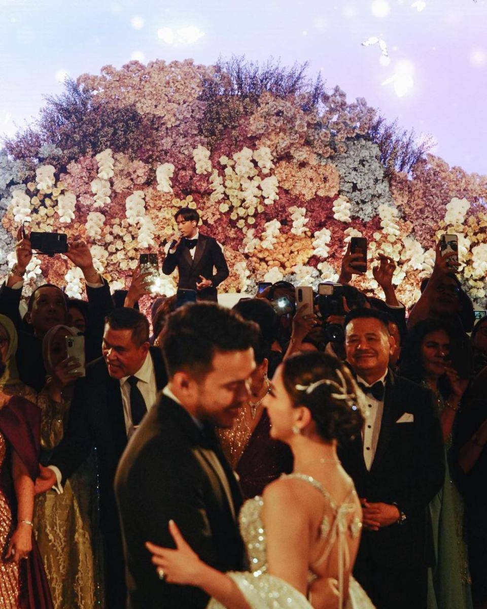 Potret Vidi bawakan lagu pengiring lagu untuk first dance Mila dan Yakup (instagram.com/vidialdiano)