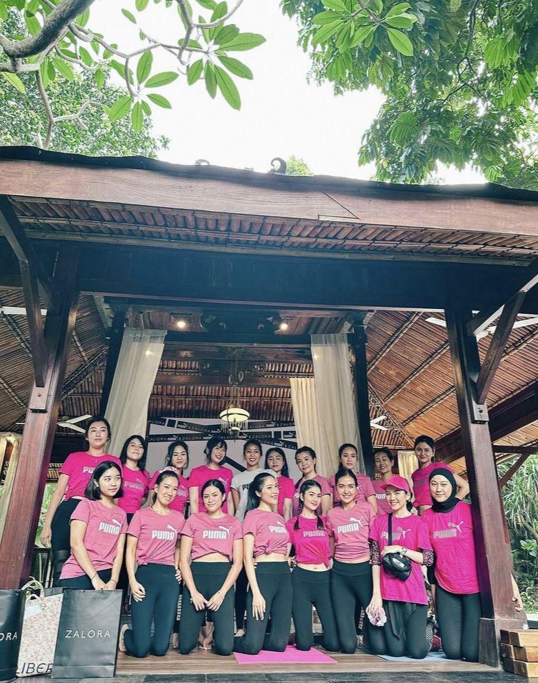 potret Debi Sagita saat yoga (instagram.com/debisagita)