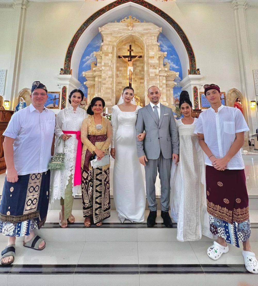 potret Maudy Koesnaedi dan keluarga kondangan di Bali (instagram.com/maudykoesnaedi)