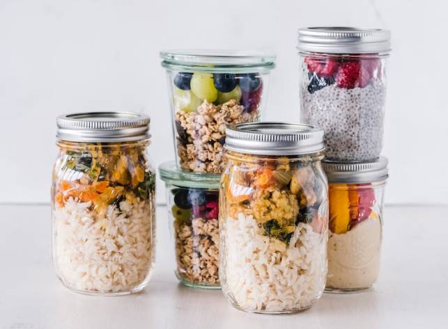 ilusrasi food preparation (unsplash.com/ellaolsson)