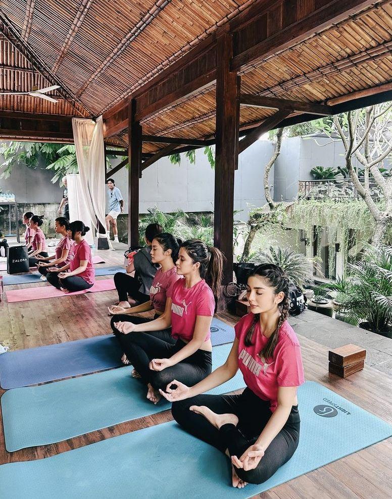 potret Debi Sagita saat yoga (instagram.com/debisagita)