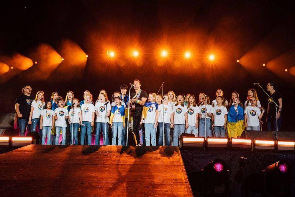 Coldplay bernyanyi bersama anak-anak di konser Berlin, Jerman (instagram.com/coldplay | instagram.com/stevieraegibbs)