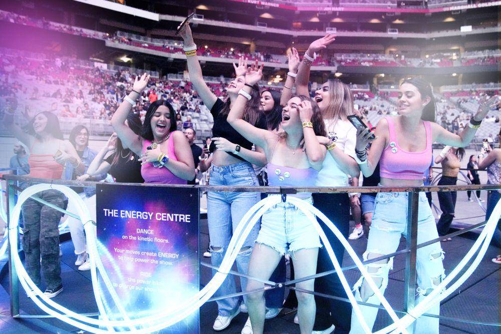 penggemar Coldplay menari di lantai kinetik konser (energy-floors.com)