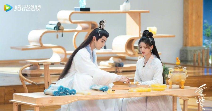 Chongzi saat memberikan kudapan kepada Luo Yinfan di Cdrama The Journey of Chongzi (dok. Tencent Video/The Journey of Chongzi)