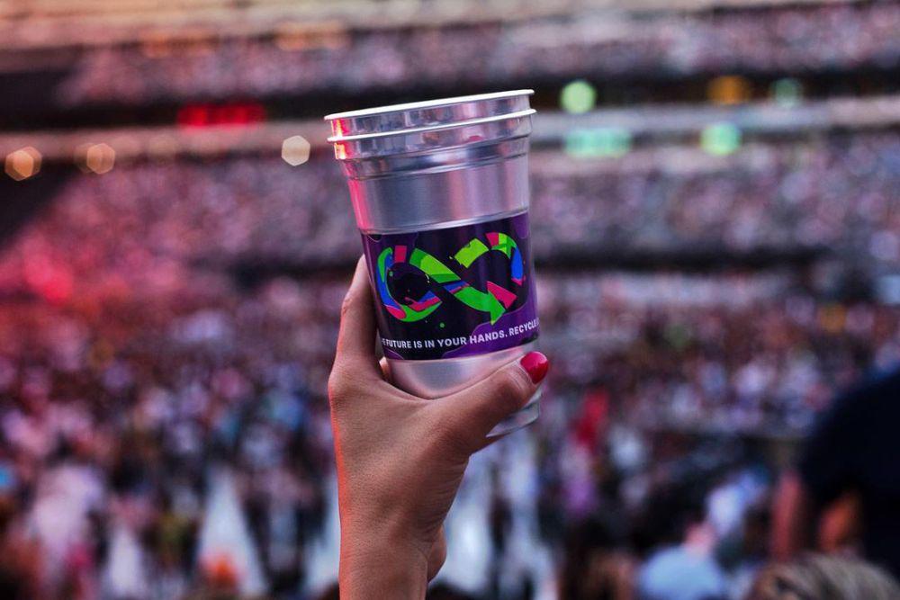 penggunaan gelas alumunium di konser Coldplay (instagram.com/coldplay)