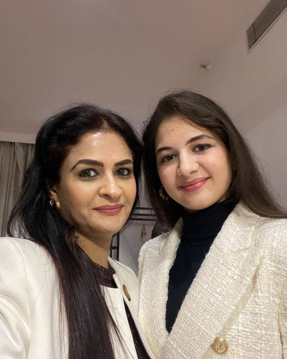 Harshaali Malhotra dan mama (instagram.com/harshaalimalhotra_03)
