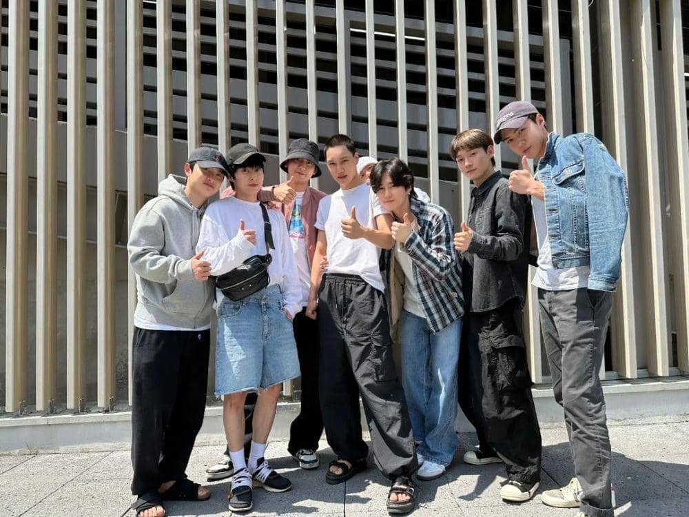 Chen mengenakan pakaian serba hitam saat mengantar Kai masuk wajib militer (instagram.com/weareone.exo)