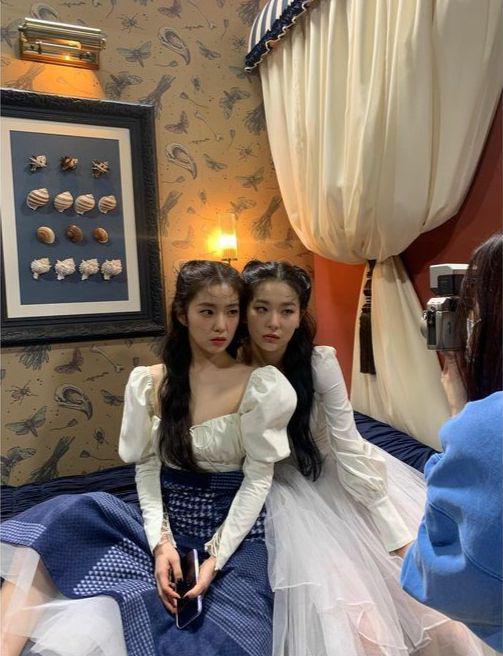 Potret Irene dan Seulgi untuk debut mereka sebagai grup sub-unit Red Velvet (instagram.com/renebaebae)