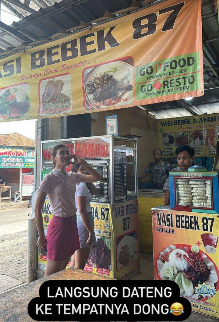 potret Syahnaz Sadiqah mampir ke warung nasi bebek (instagram.com/ritchieismail)