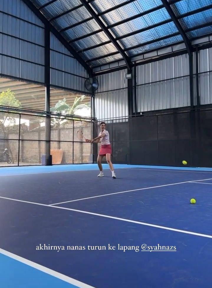 potret Syahnaz Sadiqah main tenis (instagram.com/indiarisa_)