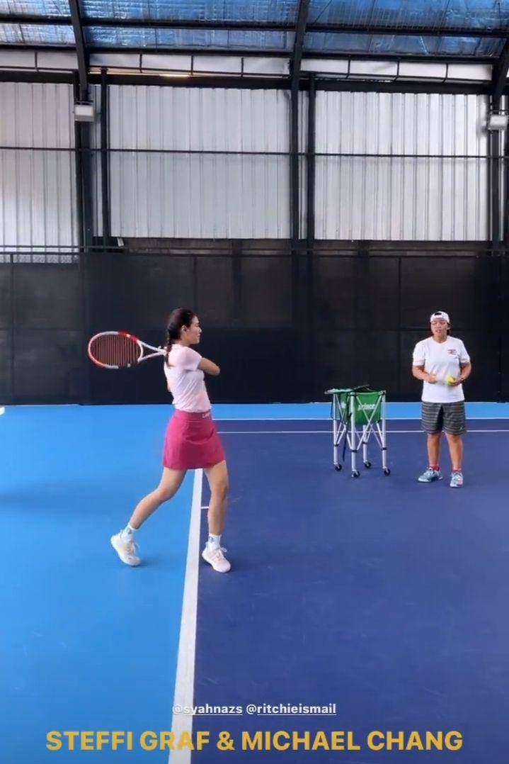 potret Syahnaz Sadiqah main tenis (instagram.com/ade_govinda)