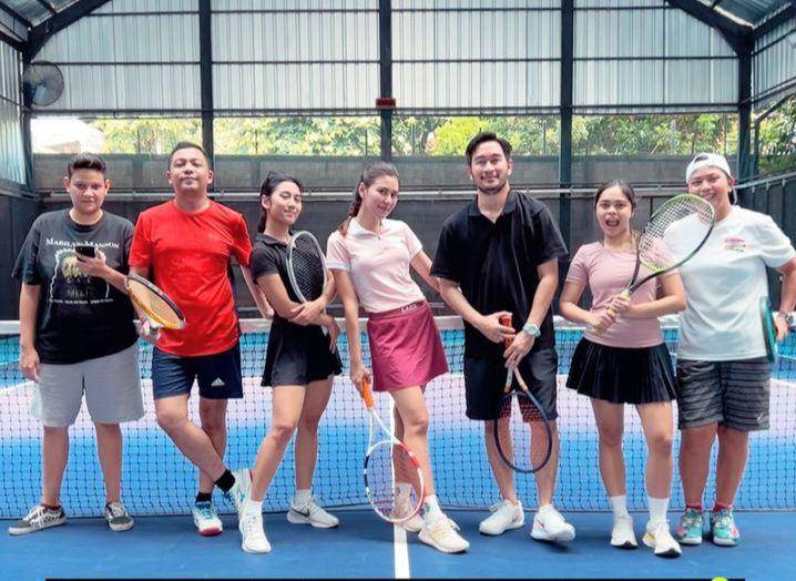 potret Syahnaz Sadiqah dkk main tenis (instagram.com/indiarisa_)