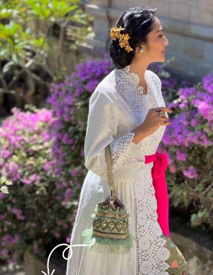 potret Maudy Koesnaedi kondangan di Bali (instagram.com/maudykoesnaedi)