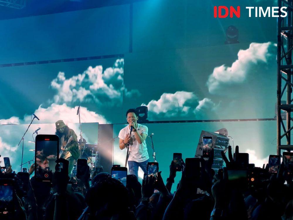 Pesona Ariel Bikin Sing Along Ribuan Sahabat Noah Surabaya