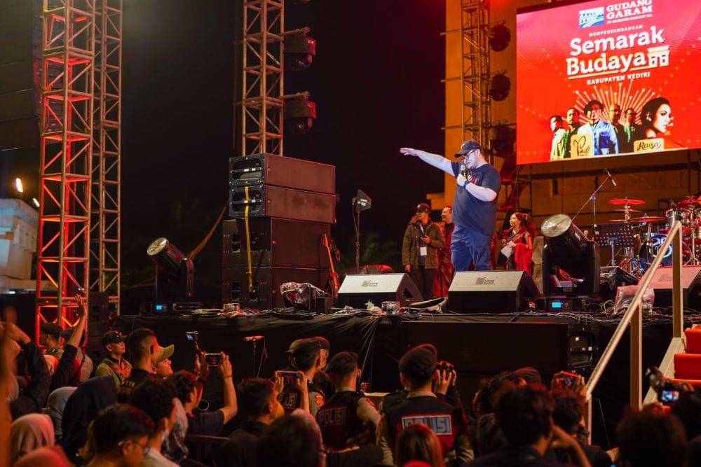 Bupati Kediri Hanindhito Himawan Pramana memberikan kuis berhadiah kepada para penonton yang datang menikmati Konser Semarak Budaya. (Dok. Pemkab Kediri)