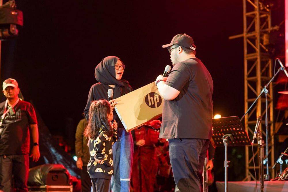 Bupati Kediri Hanindhito Himawan Pramana memberikan kuis berhadiah kepada para penonton yang datang menikmati Konser Semarak Budaya. (Dok. Pemkab Kediri)