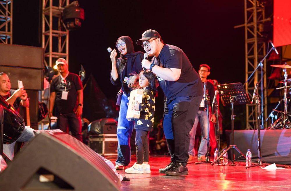 Bupati Kediri Hanindhito Himawan Pramana memberikan kuis berhadiah kepada para penonton yang datang menikmati Konser Semarak Budaya. (Dok. Pemkab Kediri)