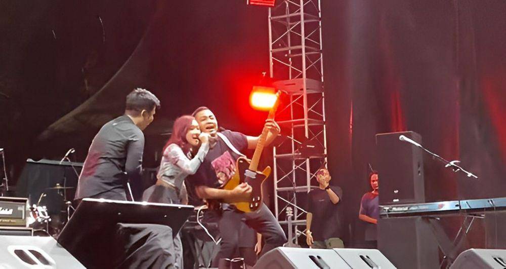 potret Jenaka Mahila manggung bareng Govinda (instagram.com/t_orasudi_ro)