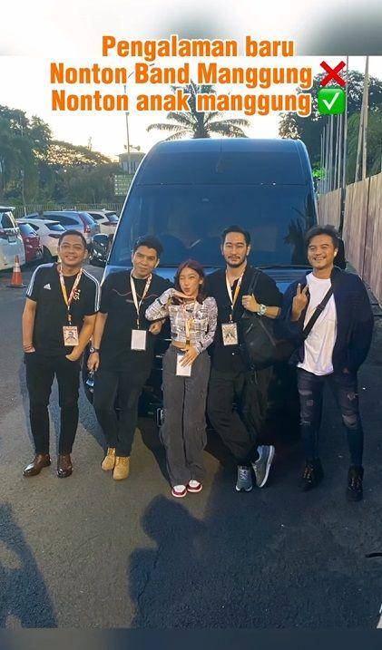 potret Jenaka Mahila manggung bareng Govinda (instagram.com/t_orasudi_ro)
