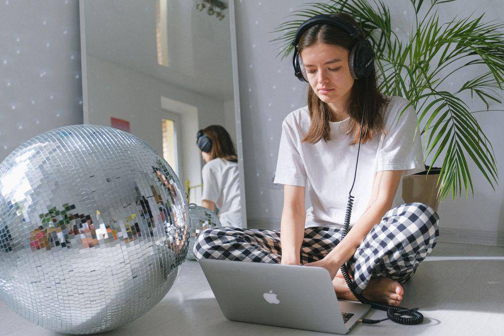ilustrasi mendengarkan musik (unsplash.com/Anna Shvets)