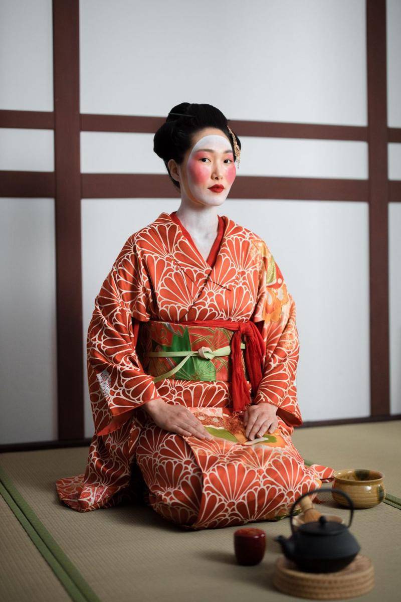 geisha dalam upacara minum teh (pexels.com/cottonbro studio)