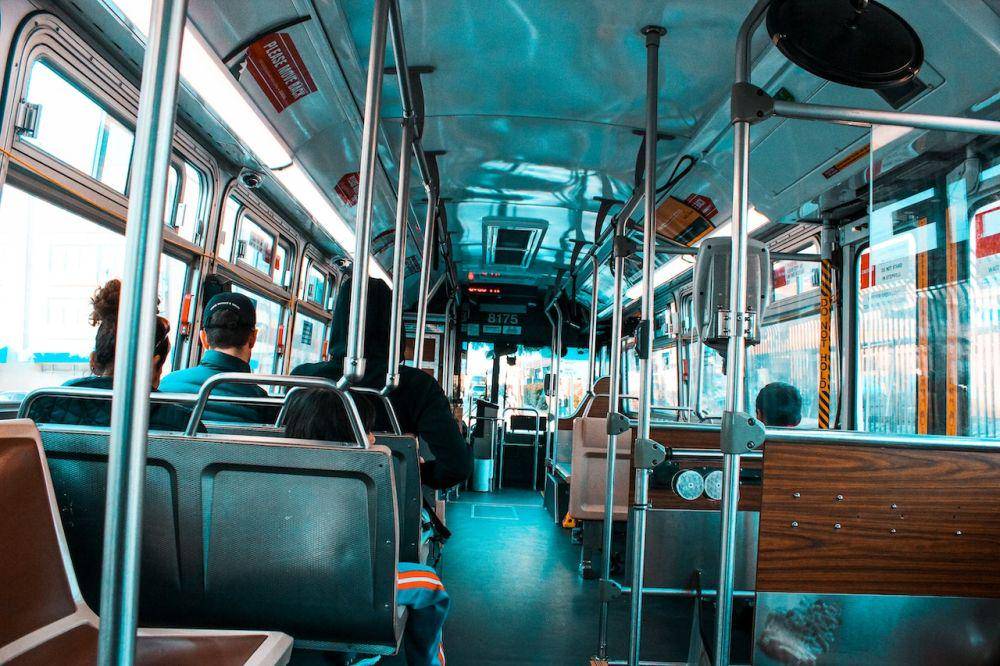 ilustrasi bus (pexels.com/Jacob Shcolz)