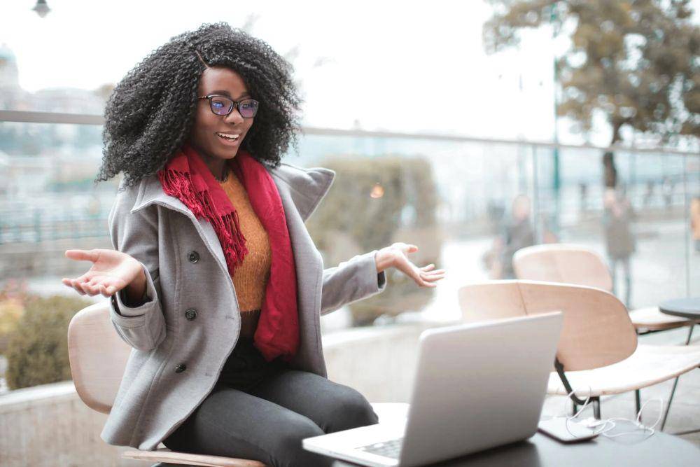 potret seorang wanita di depan laptop (pexels.com/Andrea Piacquadio)