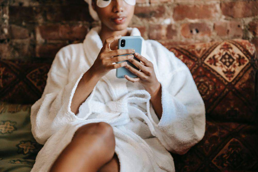 ilustrasi menggunakan smartphone (pexels.com/Sora Shimazaki)