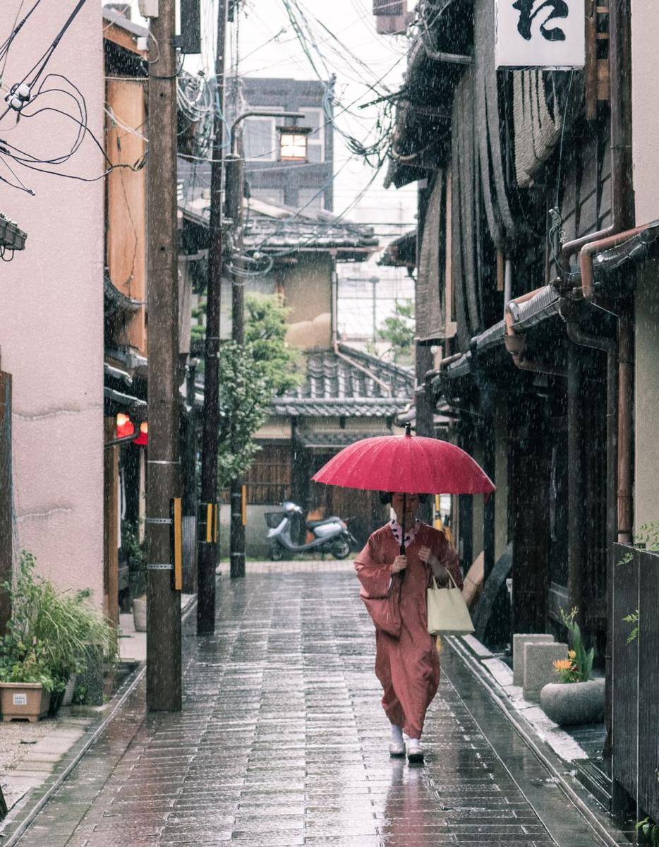 geisha berjalan dengan payung (pexels.com/Satoshi Hirayama)