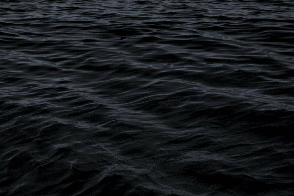 air laut hitam (unsplash.com/@yamaicle)