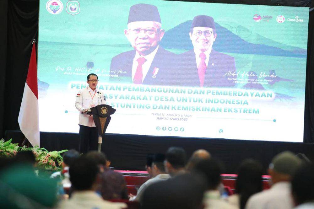Sekretaris Jenderal Kementerian Desa, Pembangunan Daerah Tertinggal dan Transmigrasi Taufik Madjid, memberikan laporan kepada Wakil Presiden Republik Indonesia, Ma’ruf Amin dalam rapat koordinasi penguatan pembangunan dan pemberdayaan masyarakat desa untuk Indonesia bebas stunting dan kemiskinan ekstrem, di Sahid Bela Ternate, Jumat (12/5/23). (Dok. Kemendes PDTT)