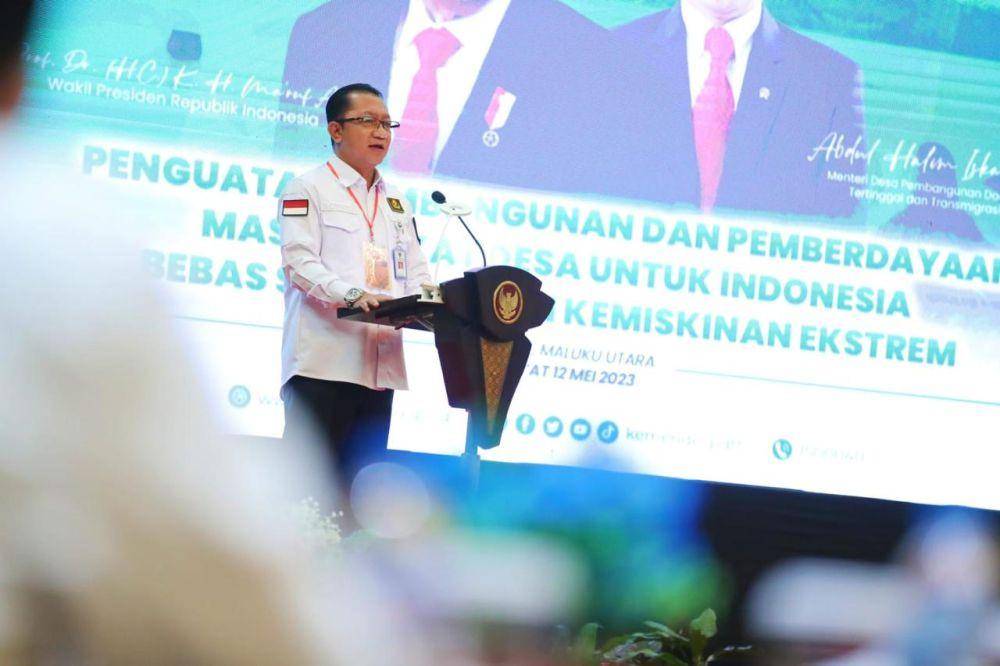 Sekretaris Jenderal Kementerian Desa, Pembangunan Daerah Tertinggal dan Transmigrasi Taufik Madjid, memberikan laporan kepada Wakil Presiden Republik Indonesia, Ma’ruf Amin dalam rapat koordinasi penguatan pembangunan dan pemberdayaan masyarakat desa untuk Indonesia bebas stunting dan kemiskinan ekstrem, di Sahid Bela Ternate, Jumat (12/5/2023). (Dok. Kemendes PDTT)