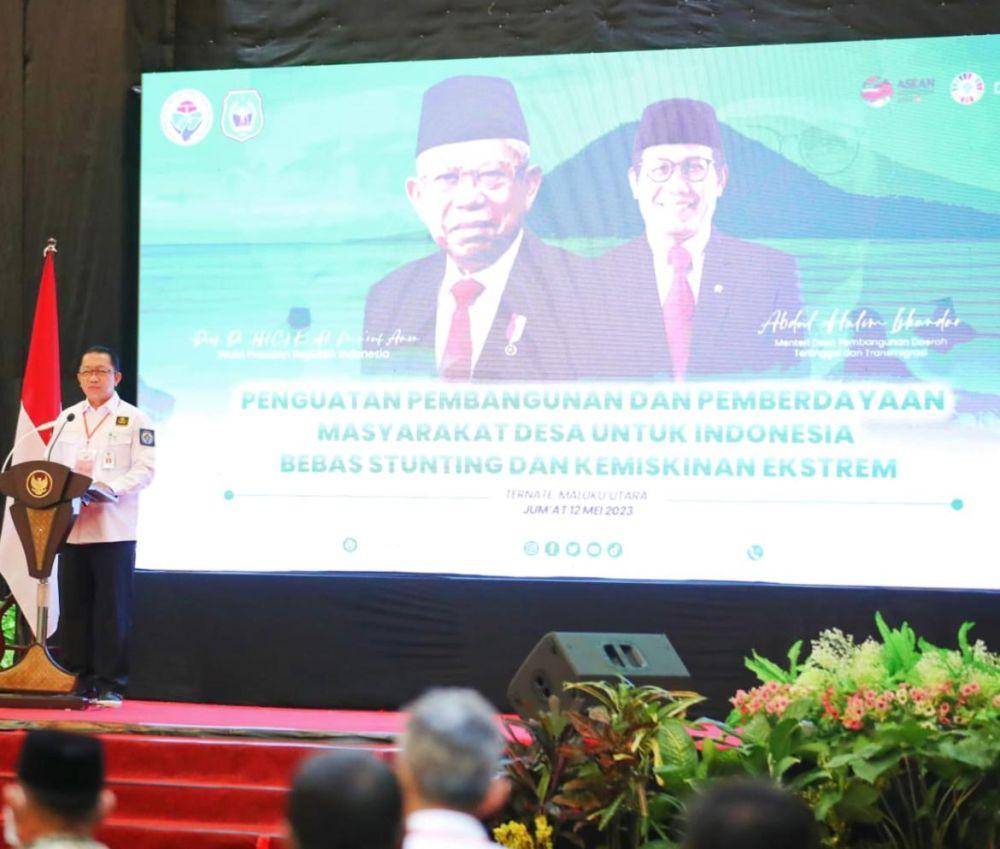 Sekretaris Jenderal Kementerian Desa, Pembangunan Daerah Tertinggal dan Transmigrasi Taufik Madjid, memberikan laporan kepada Wakil Presiden Republik Indonesia, Ma’ruf Amin dalam rapat koordinasi penguatan pembangunan dan pemberdayaan masyarakat desa untuk Indonesia bebas stunting dan kemiskinan ekstrem, di Sahid Bela Ternate, Jumat (12/5/2023). (Dok. Kemendes PDTT)