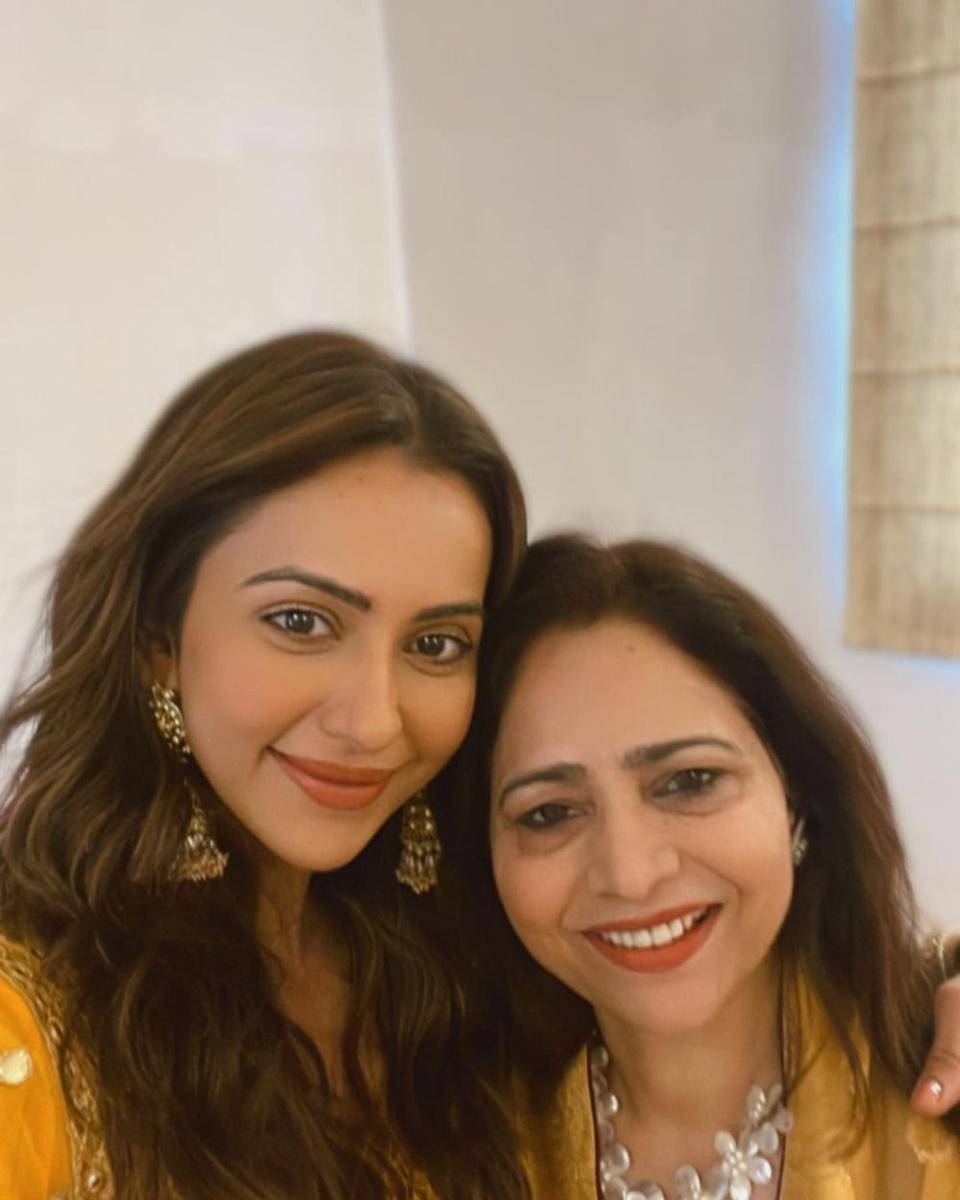 Rakul Preet Singh dan mama (instagram.com/rakulpreet)