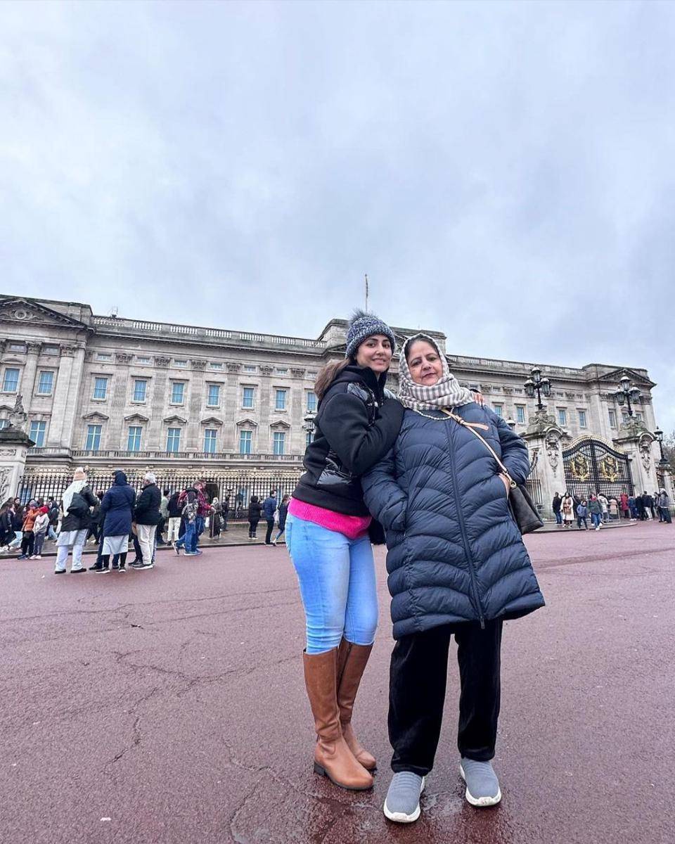 Hina Khan dan mama (instagram.com/realhinakhan)